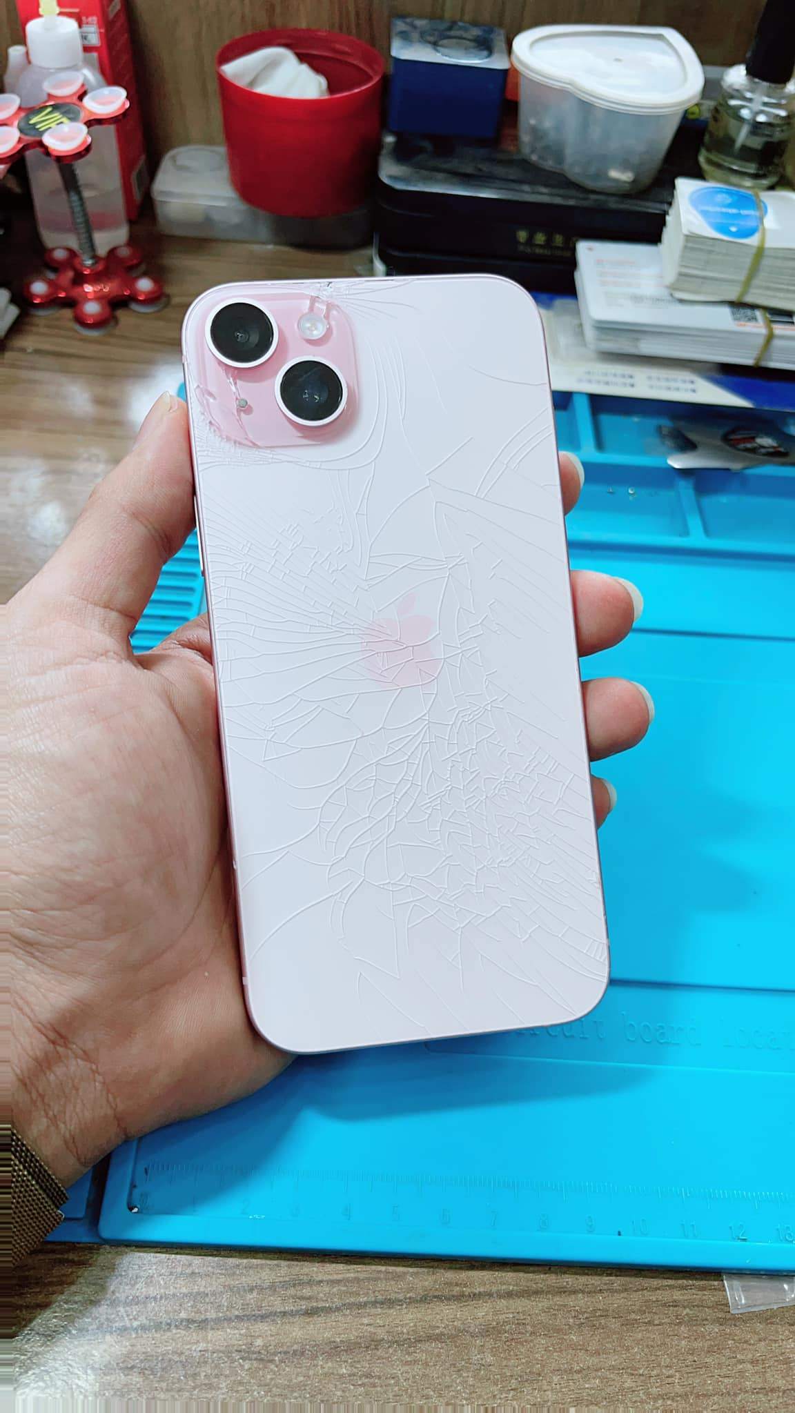 THAY KÍNH LƯNG IPHONE LẤY NGAY